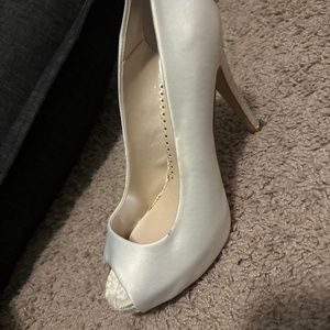 Perfect Wedding Shoe Ivory Satin and Lace High Heel new with Tag